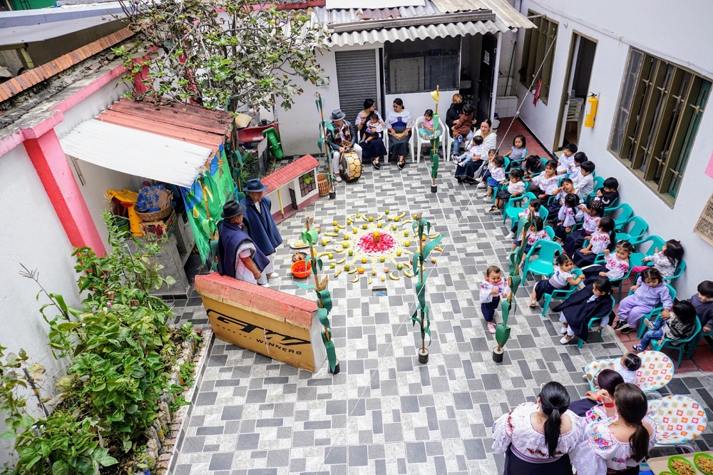 foto panoramica de niños y niñas escuchando la musica de la casa de pensamiento intercultural